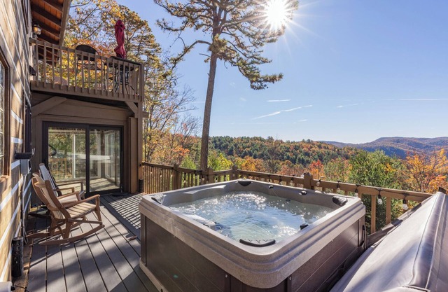 Hawk's Rest: Private Cabin, Great Views, Hot Tub, WIFI, Fireplace