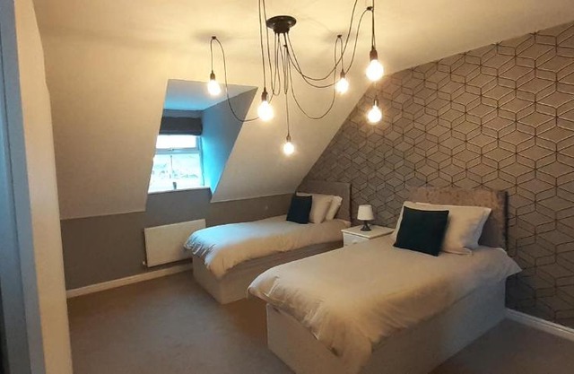 Hawksworth House in Birmingham near Solihull, near the NEC, HS2, JLR, Bear Grylls Centre, Resorts World and Birmingham airport, with garage and free parking, great for families and contractors