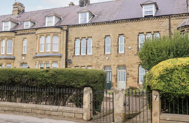 HEANOR HOUSE, character holiday cottage, with a garden in Leyburn