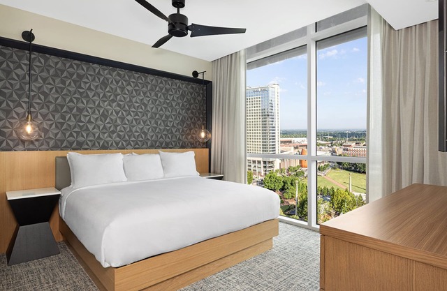 Heart of Downtown Atlanta Resort with Pool & Bar