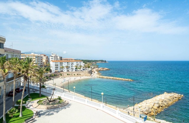 Heart of the village sea views only 100m beach