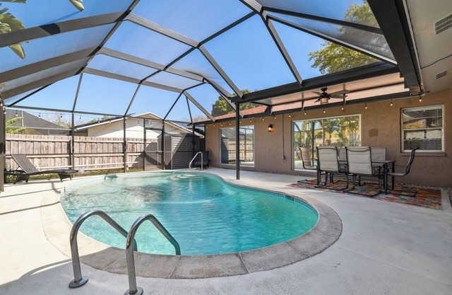 Heated pool. 3-bedroom house in Palm Harbor