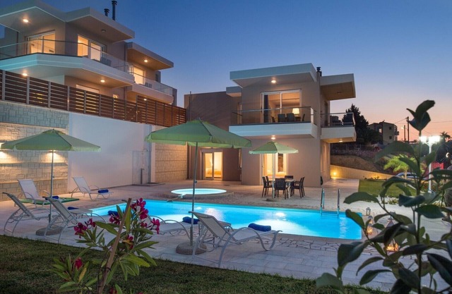 Heated pool 500mt to beach ★ Jacuzzi ★ 6 bedr ★ 17 sleeps ★ Walk to market/restauraunts