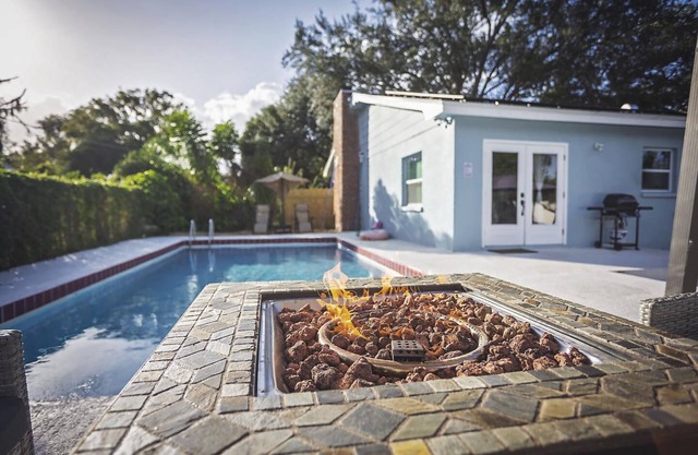 HEATED POOL 8 FEET DEEP AND FIRE PIT BLISSFUL 4 BR HOME CLOSE TO EVERYTHING