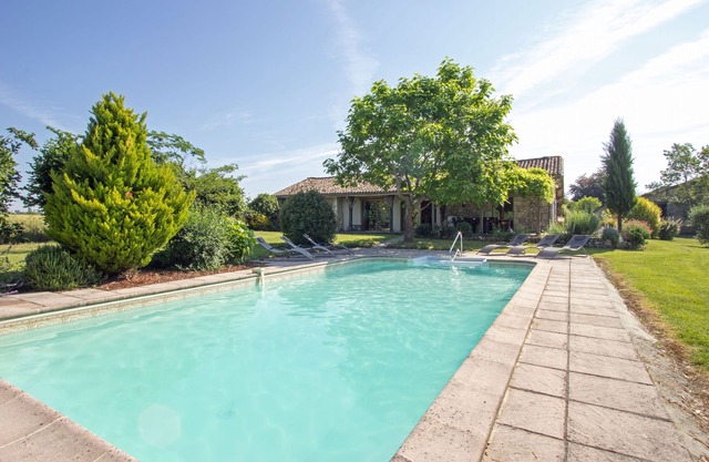 Heated pool, all on 1 level, rural location. Near to restaurants, historic towns