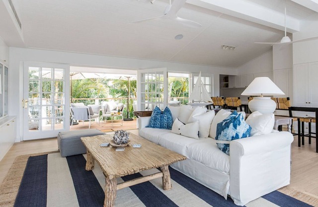 HEATED POOL - WALK TO BEACH & SHOPS - LUXURY