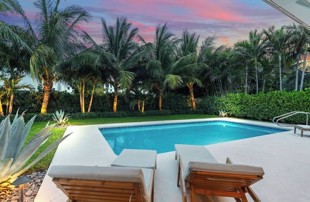 Heated Saltwater POOL + Walk to the Beach + Chair/Umbrella Pass Included