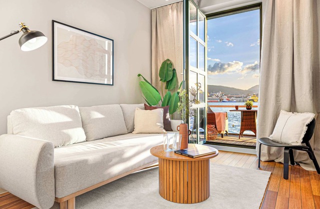 Heimby Homes - Balcony above the sea!
