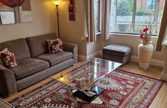 HEREFORD CITY – Goldcrest House: 4-Bed with Parking Near River Wye, Sleeps 7