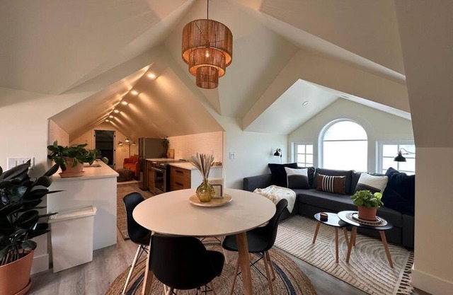 Heritage-Inspired Guesthouse - Luxe Bath & Elegant Ceilings