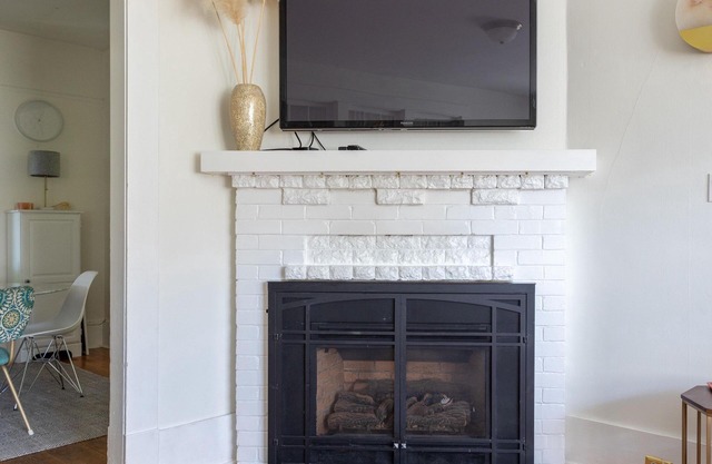 Heritage Modern Farm House~Walking Distance to Baker Street!