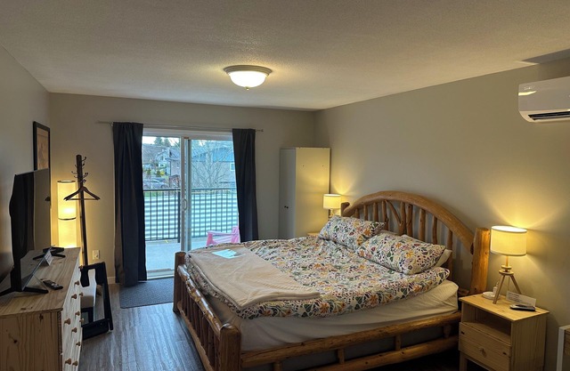 Heron's Haven Sidney By the Sea 1 Bedroom Guest Suite with Coffee/Reading Room