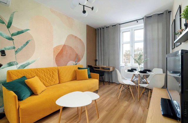 Hetmańska 3 Poznań | Yellow Apartment with Air Conditioning