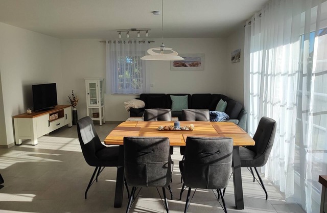 High-quality 100sqm vacation home for 6 people with fireplace and garden directly on the dike