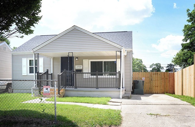 Hiawatha Hideaway - Darling 2 BR w/Private Backyard