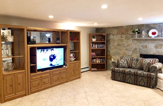 Hidden Gem Near Boston w/2 bedrooms and huge family and activity room space