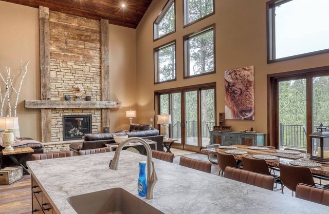 Hidden Meadows Lodge-3mi To Trailheads, Sleeps 24, Gorgeous & Private