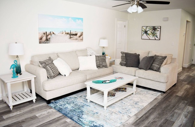 Hidden Retreat~heated pool/spa minutes to beaches and IMG Academy *NEW LISTING*n
