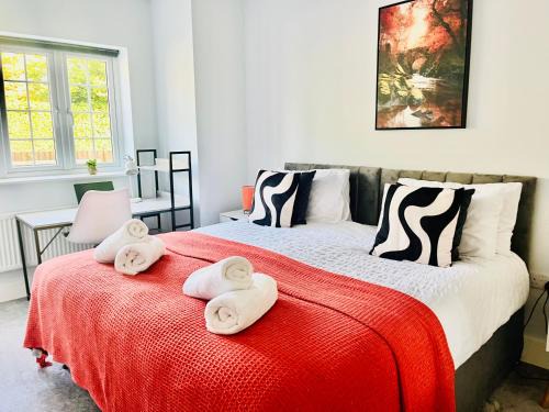 High Halden Getaway in Ashford with hot tub and free parking
