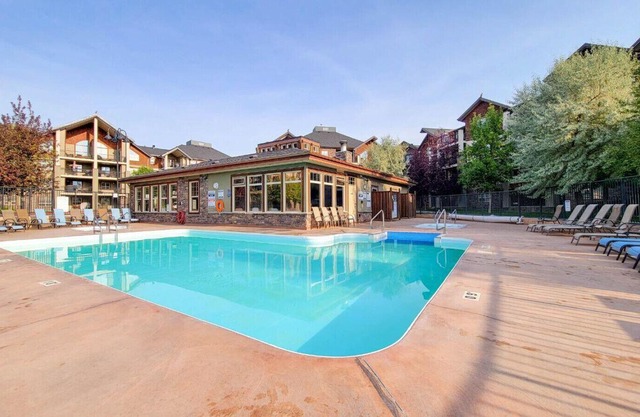 High Noon | Top Floor | Pool | Hot Tub | Gym