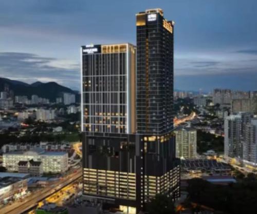 High Rise Haven 3BR Rooftop Pool Stylish Comfort 9pax