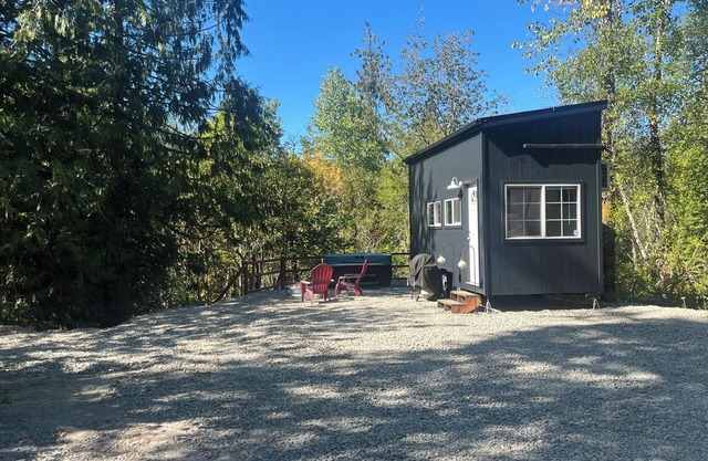 Highland Hideaway at the RMR Farmstead with Hot Tub