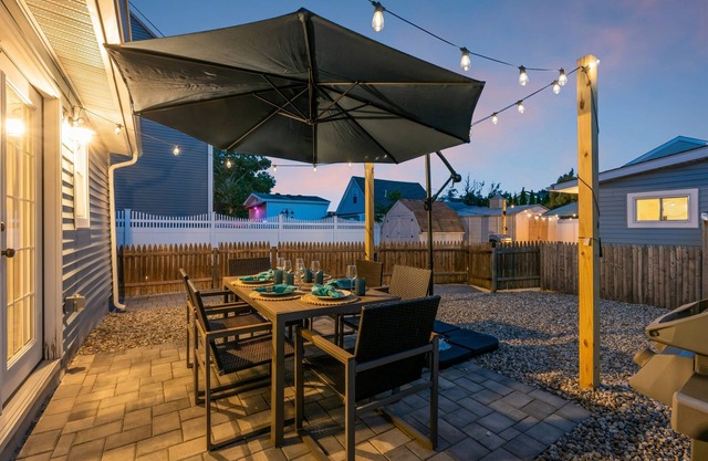 Highly Rated Beach House 3.5 Blocks to Beach & Main St. | 6 Badges, Patio, Grill