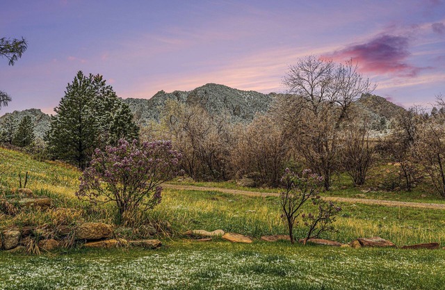 Hike Chautauqua out the back door! 4BR w/Patio, Hot Tub! Backs to Open Space!