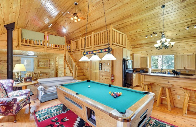 Hike, Unwind & Bring Your Pet: Deadwood Cabin!