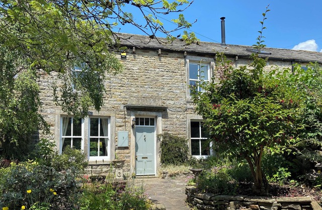 HILL TOP FOLD, pet friendly, character holiday cottage in Grassington