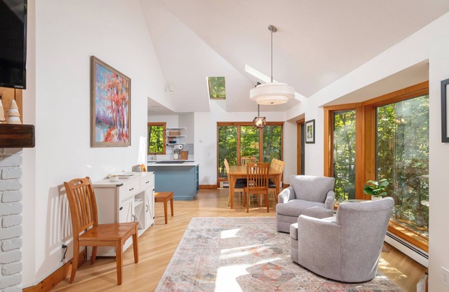 Hilltop Hideaway- Gorgeous Fall foliage, 4 bed, 3 ba; EV charger: