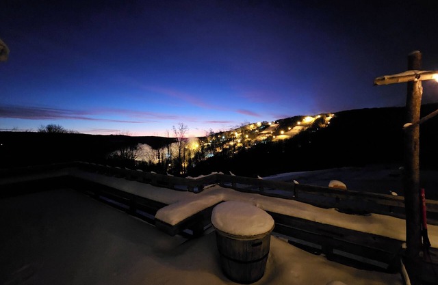 Hilltop Overlook with sweeping views, private entrance. Cozy interior