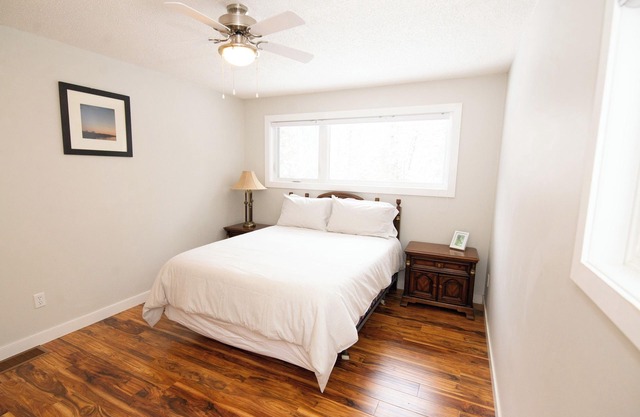 Hilly Hideaway Retreat~ lakefront cabin in Kenora