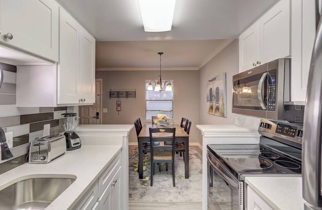 Hilton Head 2BR Townhouse Walk to Shops & Dining