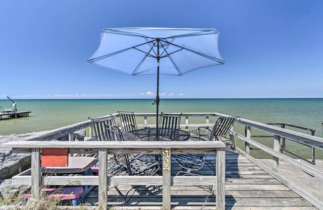 Hilton Lake Getaway w/Over-the-Water Deck!