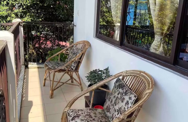 Himalayan Retreat - Mountain & city view