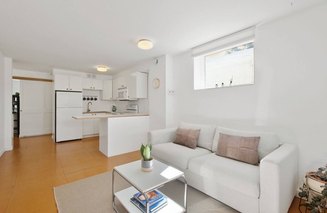 Hintonburg Hideaway - Doors away from Wellington St. West