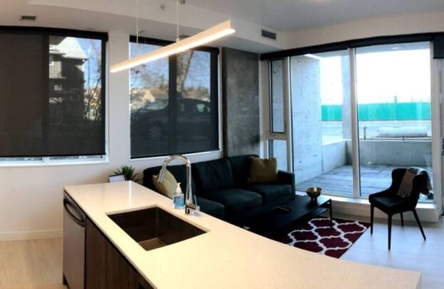 ✭Hip 1BR w/city views, Netflix, bars & cable✭