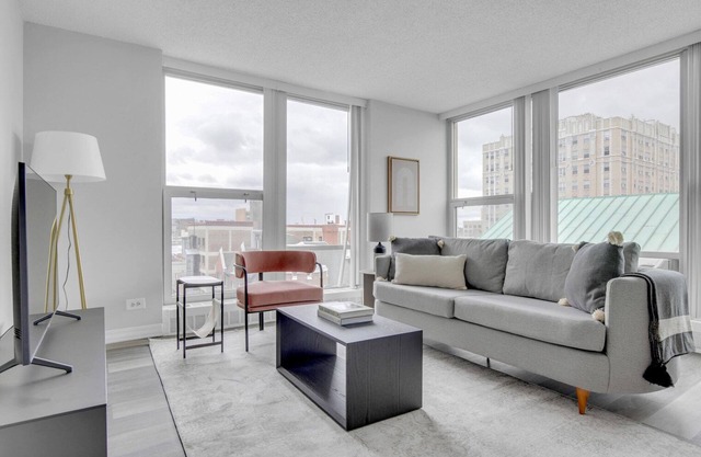 Hip Edgewater Studio w/Gym, Deck & Lounge, 5 blocks to L, by Blueground
