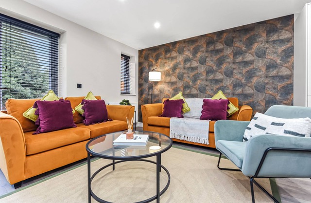 Hip & Happening: 4BR Urban Gem for Large Groups