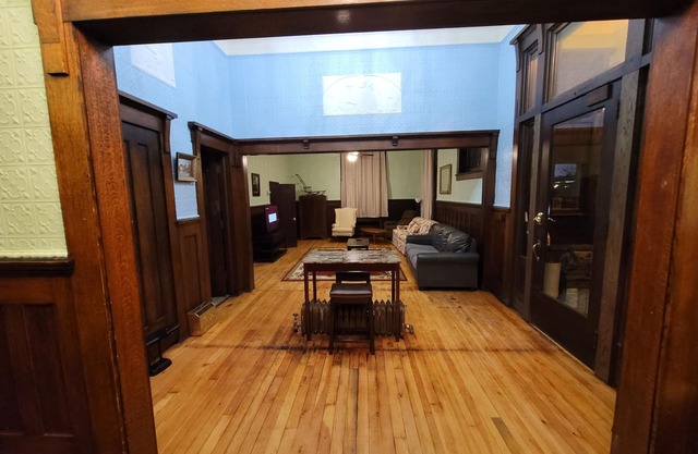 Historic 2 Bedroom 2 Bath in Downtown