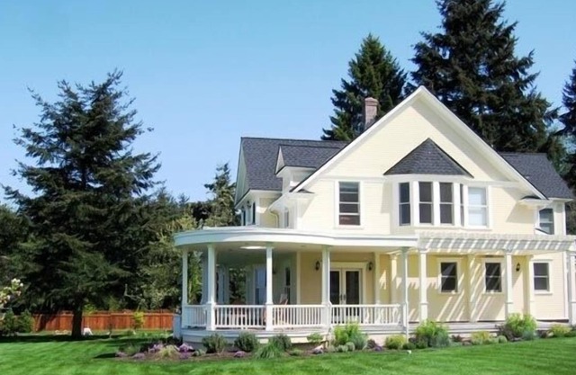 Historic Farmhouse -Stunning Waterfront Views! 5 Bedrooms.