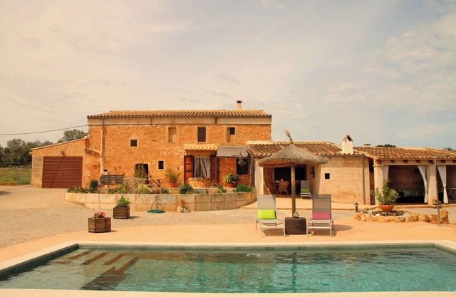 Historic finca with modern comfort and panoramic views, pool, calm nature, WiFi