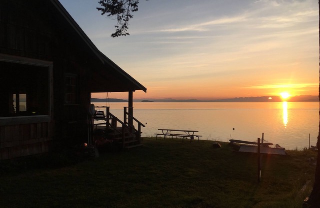 Historic lodge, new wing, ocean-front, private beach, kayaks, hot tub, and more!