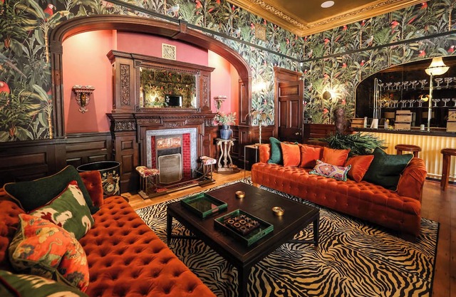 Historic Manor that sleeps 20 with Sauna, Hot tub, Spa facilities, Games room, library, cinema room