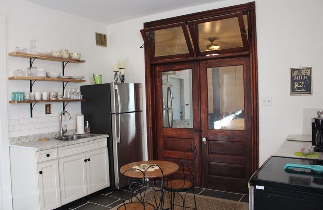 Historic Mercantile Studio - Ground Floor w/Fireplace & Parking