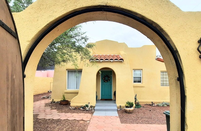 Historic private 3 bed 2 bath, Walk to the University.