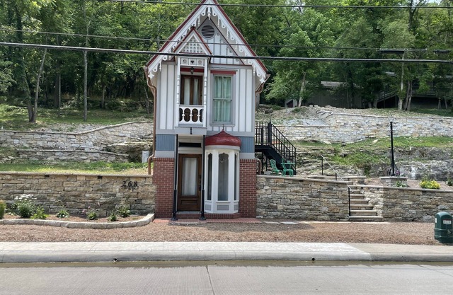 HIstoric Tiny House - Down on Main Street!