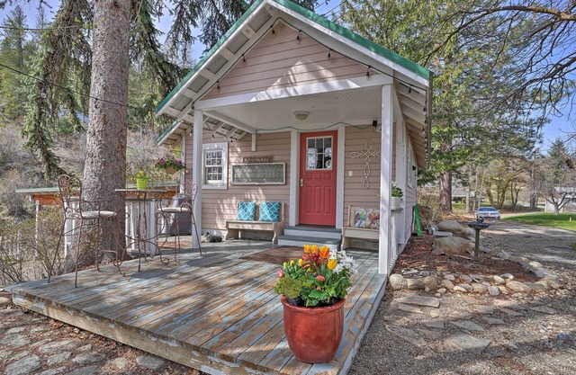 Historic Twisp Cottage - Mountain & River View!