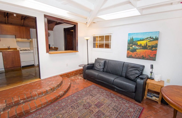 Historic Victorian Downtown 1 Bedroom!